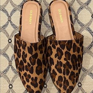 Old Navy leopard print mules! Gently worn, great condition! faux/suede